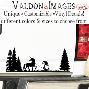 Può includere: Un adesivo in vinile nero applicato sul portellone bianco di un veicolo. Il design presenta la sagoma di un unicorno condotto al guinzaglio da uno gnomo, circondato da pini ed erba. Il testo in alto recita: VALDON IMAGES, Unique Customizable Vinyl Decals!