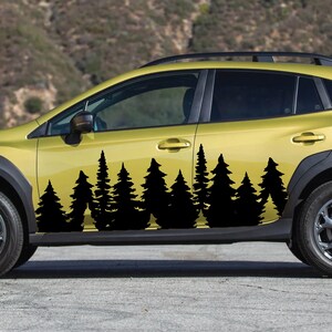 Può includere: Un SUV giallo con un adesivo a forma di foresta nera sul lato. L'adesivo presenta una silhouette di pini. Il testo in alto recita "Valdon Images" e "Unique Personalizzabile Vinile Decalcomanie! diversi colori e dimensioni tra cui scegliere."