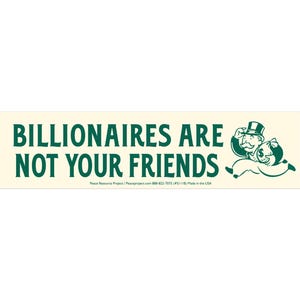 Könnte beinhalten: Rechteckiger Aufkleber mit dem Text "BILLIONAIRES ARE NOT YOUR FRIENDS" in Dunkelgrün. Eine Cartoonfigur mit Zylinder und Geldsack rennt nach rechts. Der Hintergrund ist hellbeige.