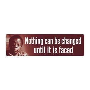Nichts kann geändert werden, bis es facettiert wird ~ James Baldwin - Autoaufkleber oder Magnet 8,75 x 2,5 Zoll