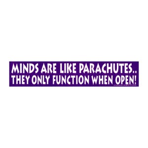以下が含まれることがあります： パープルとホワイトのバンパーステッカーに「MINDS ARE LIKE PARACHUTES... THEY ONLY FUNCTION WHEN OPEN!」というテキストが書かれています