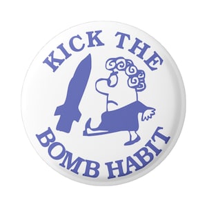 Kick the Bomb Habit Anti-Nuclear Weapons Button Pinback para mochilas, chaquetas, sombreros o imán de refrigerador de 1.75 pulgadas
