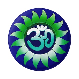 Könnte beinhalten: Ein blauer Kreis mit einem grünen und weißen Sonnenstrahlendesign und dem Wort "Om" in der Mitte.