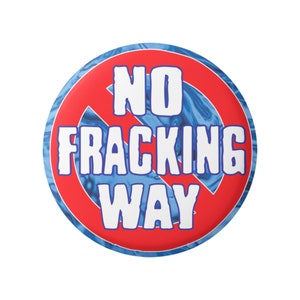 以下が含まれることがあります： 赤い斜め線が引かれた、赤と青の丸いボタン。ボタンには白い文字で「NO FRACKING WAY」と書かれている。