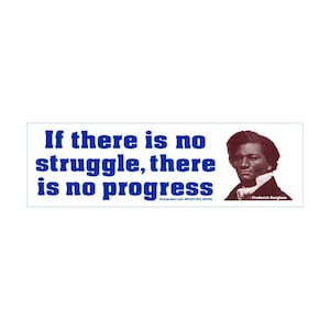 Może przedstawiać: Biały naklejka na zderzak z niebieskim tekstem, który brzmi "If there is no struggle, there is no progress."  W prawym dolnym rogu naklejki znajduje się czarno-biały portret Fredericka Douglassa.