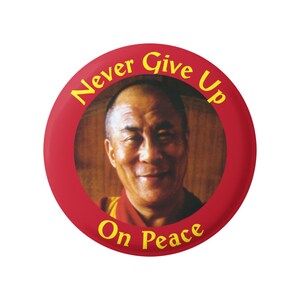 Nunca te rindas en la paz Dalai Lama Cita pacífica botón anti-guerra Pinback para mochilas, chaquetas, sombreros o nevera imán 1.75 &quot;