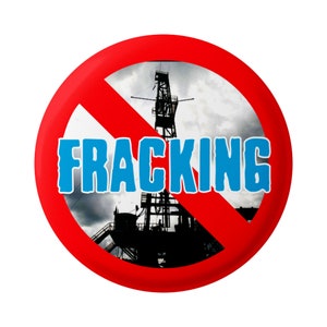 Op de afbeelding: Een rode cirkel met een diagonale rode lijn erdoorheen. De cirkel bevat een silhouet van een olieplatform. De woorden "FRACKING" staan in blauwe letters over het olieplatform.