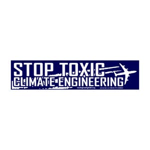 Puede incluir: Una pegatina azul y blanca con el texto "STOP TOXIC CLIMATE ENGINEERING" y una silueta de un avión. La pegatina tiene el sitio web "GeoengineeringWatch.org" y un número de teléfono impreso.