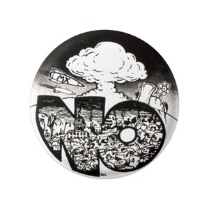 Puede incluir: Botón blanco y negro con un gráfico de la palabra "NO" en letras grandes. Las letras están llenas de imágenes de destrucción, incluyendo una nube en forma de hongo, un cohete y una ciudad en ruinas. El texto "MX" es visible en el cohete.