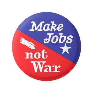 Puede incluir: Un botón rojo y azul con el texto "Make Jobs not War" y una estrella blanca en el lado azul.