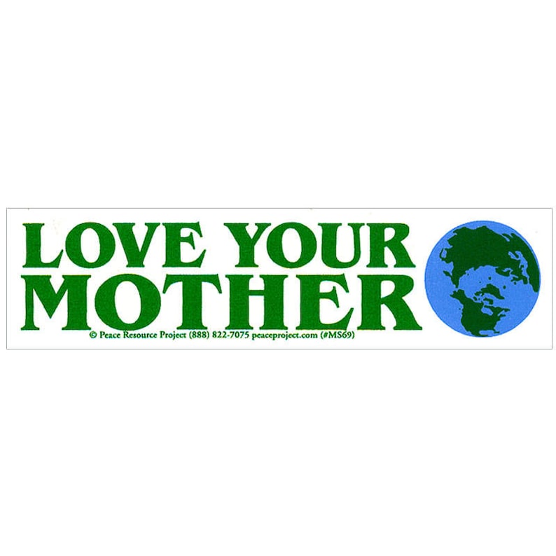 Op de afbeelding: Groene en witte bumper sticker met de tekst "LOVE YOUR MOTHER" en een blauwe wereldbol met groene continenten. De tekst "Peace Resource Project (888) 822-7075 peaceproject.com (#MS69)" staat onderaan.