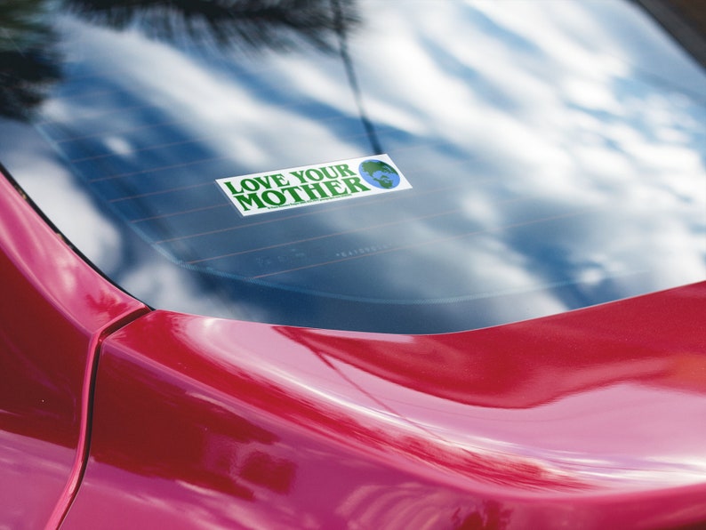 Houd van je moeder: kleine milieubumpersticker/laptopsticker of magneet, 6 x 1,75 inch afbeelding 2