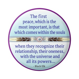 Puede incluir: Un círculo azul y morado con una cita de Black Elk sobre la paz y el reconocimiento de nuestra unidad con el universo. La cita dice: "La primera paz, que es la más importante, es la que viene dentro de las almas cuando reconocen su relación, su unidad, con el universo y todos sus poderes... - Black Elk"