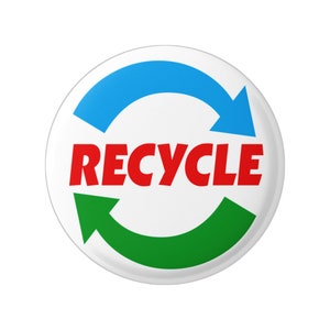 Puede incluir: Un botón circular blanco con un símbolo de flecha verde y azul y la palabra "RECYCLE" en letras rojas.