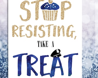 Könnte beinhalten: Ein weißes bedruckbares Schild mit goldfarbenem Glitzertext, auf dem "STOP RESISTING, TAKE A TREAT" steht. Das Wort "TREAT" ist in blauer Aquarellfarbe mit einem blauen Polizeihut darüber. Ein blauer Cupcake mit weißem Frosting und Streuseln befindet sich über dem Wort "STOP".