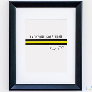 Puede incluir: Una impresión enmarcada en negro con fondo blanco y texto negro que dice "Everyone Goes Home" con una franja amarilla y negra debajo del texto. El texto "dispatch" está escrito en cursiva debajo de la franja.