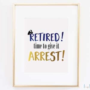 Puede incluir: Una impresión enmarcada con el texto "¡Retirado! ¡Tiempo de darle un arresto!" en letras azules y doradas. Un pequeño gorro de policía azul está sobre la palabra "¡Retirado!"