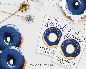 Puede incluir: Vista aérea de dos donuts glaseados azules y dos etiquetas de regalo. Las etiquetas tienen un gráfico de donut azul y el texto "We donut know how to thank you!" También es visible el texto "Police Gift Tag".