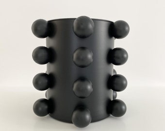 DOTTED VASE