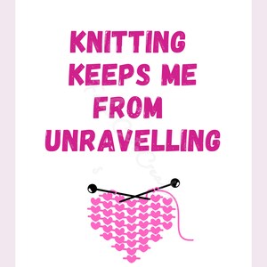 Puede incluir: Gr&aacute;fico rosa y blanco con el texto "Knitting keeps me from unravelling". Debajo del texto se muestra una pieza de punto de color rosa en forma de coraz&oacute;n con agujas de tejer negras.
