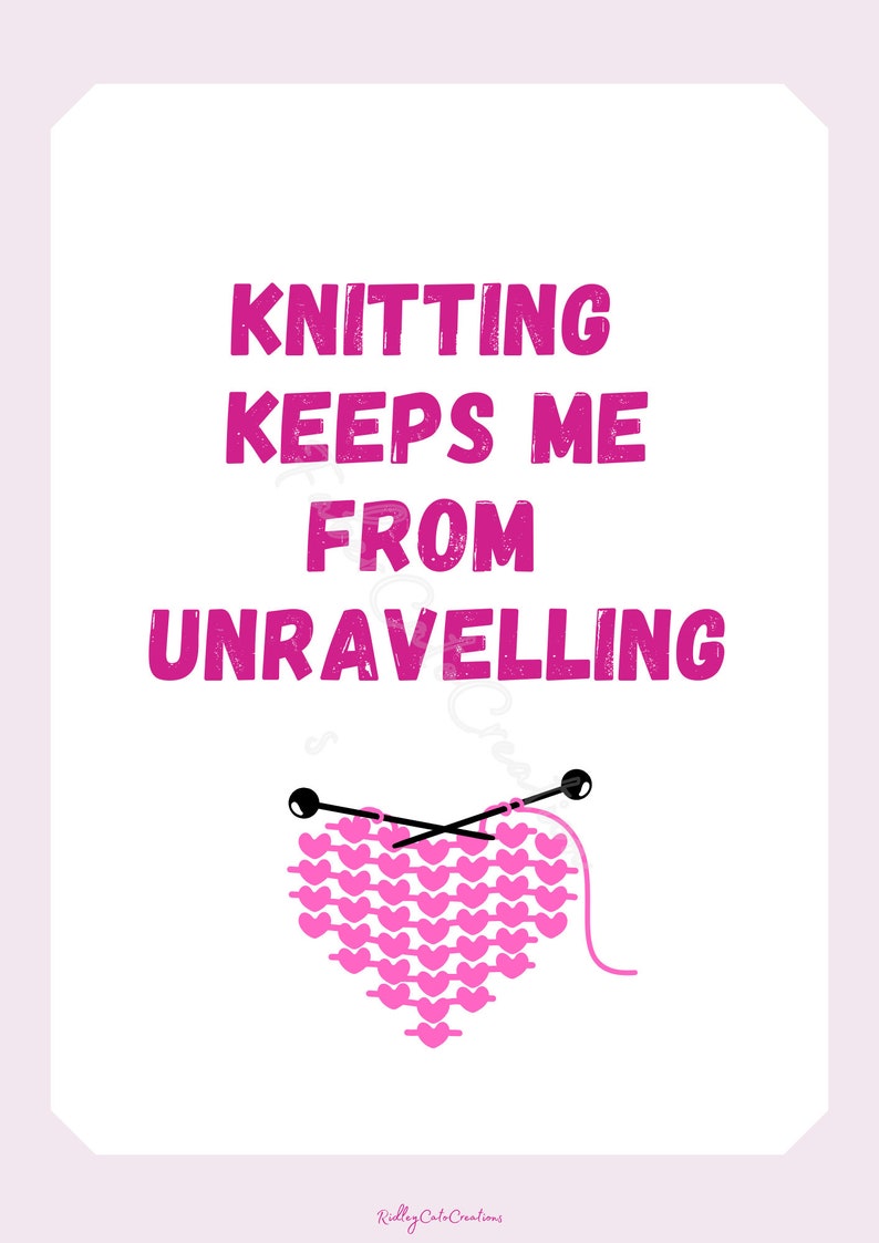 Puede incluir: Gr&aacute;fico rosa y blanco con el texto "Knitting keeps me from unravelling". Debajo del texto se muestra una pieza de punto de color rosa en forma de coraz&oacute;n con agujas de tejer negras.