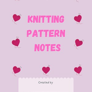 Puede incluir: Una p&aacute;gina de notas de patr&oacute;n de tejido de punto imprimible rosa con un fondo rosa y un patr&oacute;n de ovillos de lana rosas en forma de corazones. El texto "Knitting Pattern Notes" est&aacute; en letras rosas grandes. El texto "Creado por" est&aacute; en la parte inferior de la p&aacute;gina.