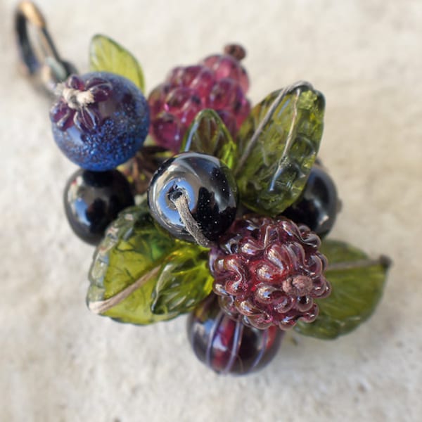Berry bag trinklet - Glass berry breloque - Bag jewelry blackcurrant blackberry raspberry leaves -Lampwork berries locket - Hanger jewellery