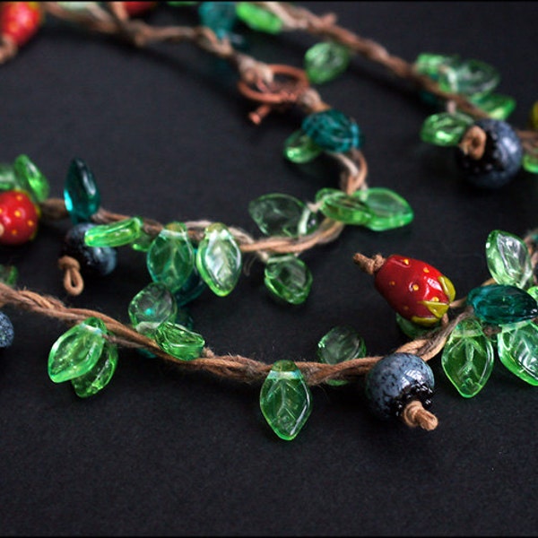 One meter of wild strawberries, blueberries and leaves - Great boho nature necklace - Lampwork berries bijou - Berry jewelry