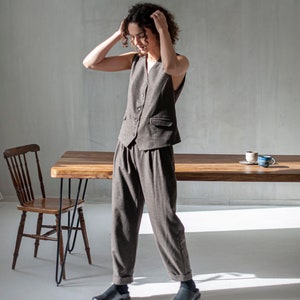 Women&#39;s tapered leg trouser with elasticated waist, Brown wool trousers for women, O-shape pleated trousers, Fall clothing for women