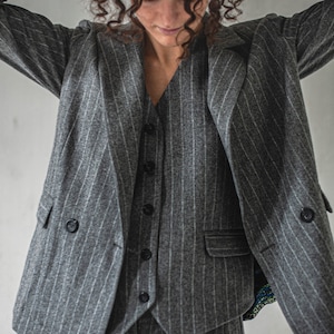 Grey double-breasted women&#39;s tailored wool blazer, Modern wool blazer with stripes, Fully lined blazer, Women&#39;s workwear suit jacket