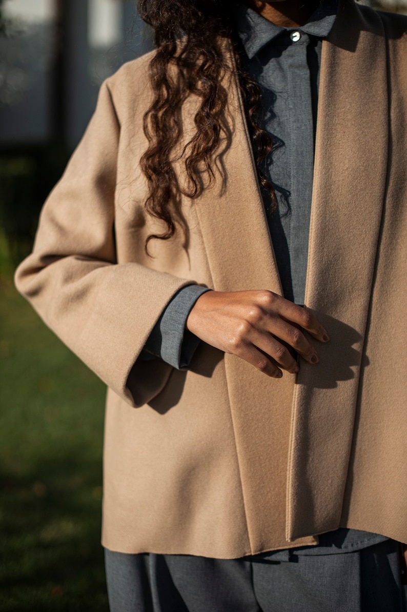 Tuxedo-inspired blazer with a double-layered shawl-like collar. No fastening in the front. Wrap construction.