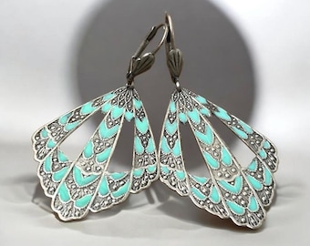 Pendientes colgantes estilo repujado en tono plateado con detalles de esmalte.