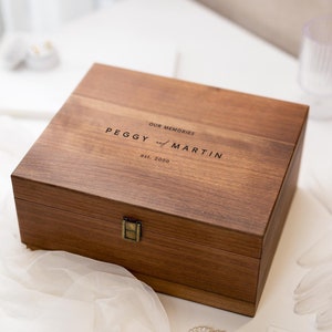 Boîte de rangement en bois avec couvercle à charnière (D10) - Boîte souvenir de mariage gravée Cartes photos de mariage, cadeau de fiançailles, cadeau d'anniversaire pour couples