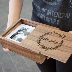 Boîte souvenir photo en bois de 5 x 7 po. - rangement pour photographies de mariage, boîte souvenir pour photos de famille, cadeau de voyage de mariage personnalisé, cadeau attentionné