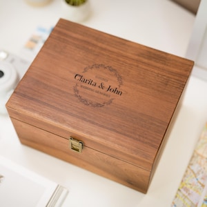 Boîte de rangement en bois avec couvercle à charnière (D3) - - Boîte souvenir gravée pour souvenir de mariage Cartes photos de mariage, cadeau de fiançailles, cadeau d'anniversaire pour couples