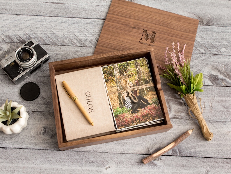 Grande boîte à souvenirs en bois de 20 x 10 po. Boîte en noyer gravé pour cartes, lettres, photos, rangement pour souvenirs de mariage, boîte-cadeau d'anniversaire pour la fête des mères image 3