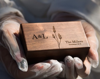 Caja de anillos de madera cuádruple - Almacenamiento para 2-4 anillos, caja portadora de anillos grabada ceremonia de boda alternativa, regalo de compromiso de propuesta única para ella