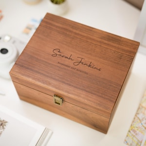 Boîte de rangement en bois avec couvercle à charnière (D6) - Boîte souvenir gravée pour cartes photos, cadeaux de BFF pour l'obtention du diplôme de l'université de retraite
