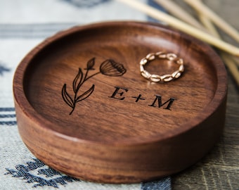 Engraved Floral Ring Tray - Round or Oval Jewelry Tray, 5th Wedding Anniversary for Husband Wife, Engagement Gift, Wedding Gift for Couple