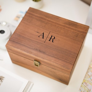 Boîte de rangement en bois avec couvercle à charnière (D7) - Boîte souvenir de mariage gravée Cartes photos de mariage, cadeau de fiançailles, cadeau d'anniversaire pour couples
