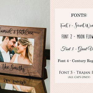 Op de afbeelding: Een houten fotolijst met een foto van een stel erin. De lijst is gegraveerd met de tekst "Samuel & Kathleen" en "The Smiths". De tekst aan de rechterkant van de afbeelding geeft verschillende lettertypen weer die voor de gravure zijn gebruikt.