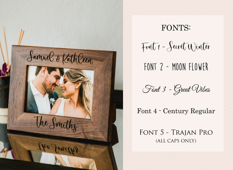 Op de afbeelding: Een houten fotolijst met een foto van een stel erin. De lijst is gegraveerd met de tekst "Samuel & Kathleen" en "The Smiths". De tekst aan de rechterkant van de afbeelding geeft verschillende lettertypen weer die voor de gravure zijn gebruikt.