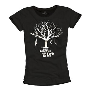 Peut inclure: T-shirt noir avec un graphique blanc d'un arbre avec deux figures qui pendent. Le texte "Life Always Has Two Sides" est imprimé sous l'arbre.
