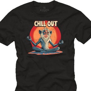 Könnte beinhalten: Schwarzes T-Shirt mit einem Cartoon-Affen, der meditiert, darüber der Text "CHILL OUT". Der Affe ist blau mit einem weißen Bart, vor einem roten und orangefarbenen Kreis. Das T-Shirt hat den Markennamen "MAKAYA".