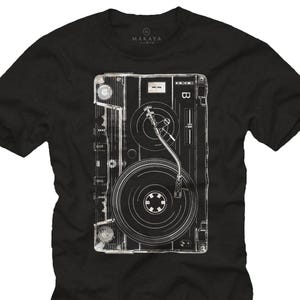 Peut inclure: T-shirt noir avec un motif blanc détaillé d'une platine vinyle. Le design comprend le plateau, le bras de lecture et les commandes. La marque "MAKAYA" est imprimée en haut. Un t-shirt élégant pour les mélomanes.