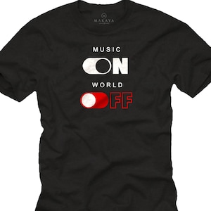 Könnte beinhalten: Schwarzes T-Shirt mit dem Text "MUSIC ON WORLD OFF" in Weiß und Rot. Das Design ähnelt einem Kippschalter, mit dem Wort "ON" in einem weißen Kreis und "OFF" in einem roten Kreis. Der Markenname "MAKAYA" ist oben.