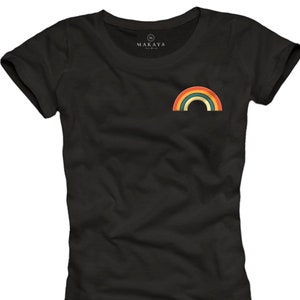Könnte beinhalten: Schwarzes T-Shirt mit einem kleinen Regenbogen-Motiv auf der linken Brust. Der Regenbogen ist in Orange-, Gelb-, Grün- und Blautönen gehalten.