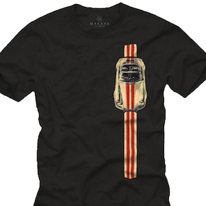 Puede incluir: Camiseta negra con un diseño de coche vintage y rayas rojas y blancas. El gráfico del coche está centrado en la camiseta, con el nombre de la marca "MAKAYA" en la parte superior. Un artículo de ropa con temática de coches clásicos.