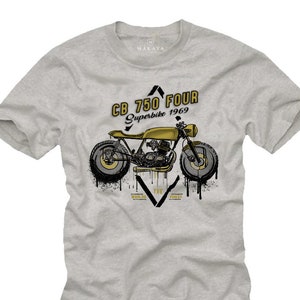 Könnte beinhalten: Ein graues T-Shirt mit einem Aufdruck eines gelben Motorrads mit dem Text "CB 750 FOUR Superbike 1969" und "The World's Finest" darunter.