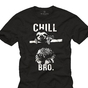 Könnte beinhalten: Schwarzes T-Shirt mit einem weißen Grafikdruck eines Faultiers, das an einem Ast hängt. Der Text "CHILL BRO." ist unter dem Faultier gedruckt.